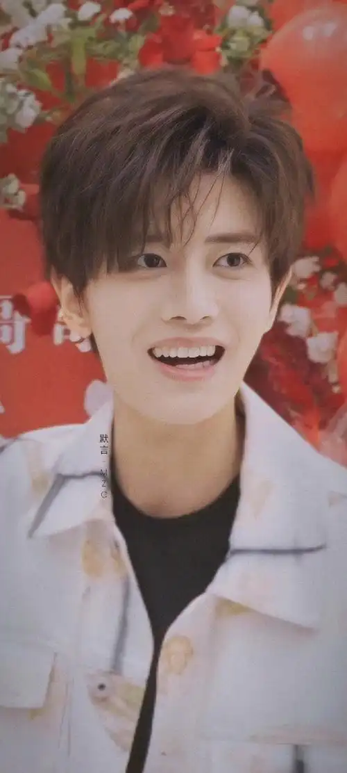 任嘉伦超话  好甜的笑容截到了～可爱的宝  @任嘉伦allen  任嘉伦|卡