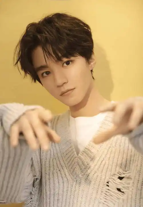 王俊凯被怼脸拍视频,脸上毛孔清晰可见,通宵两天皮肤状态很意外