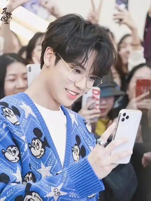 这暖暖的笑容甜甜的酒窝谁不喜欢呢