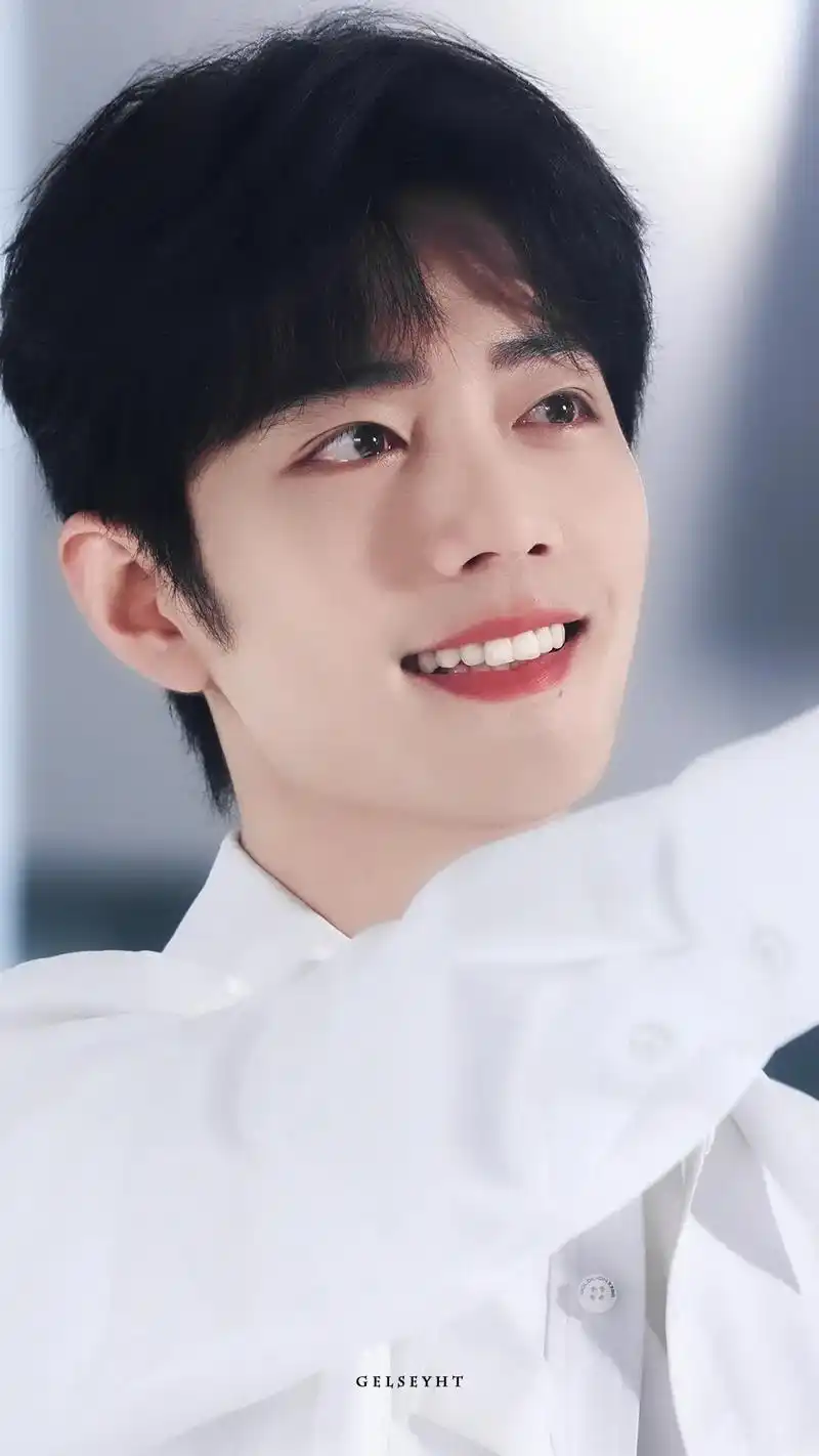 日常见肖战 #新鲜的肖战来了 #治愈系笑容 #陌上人如玉 - 抖音