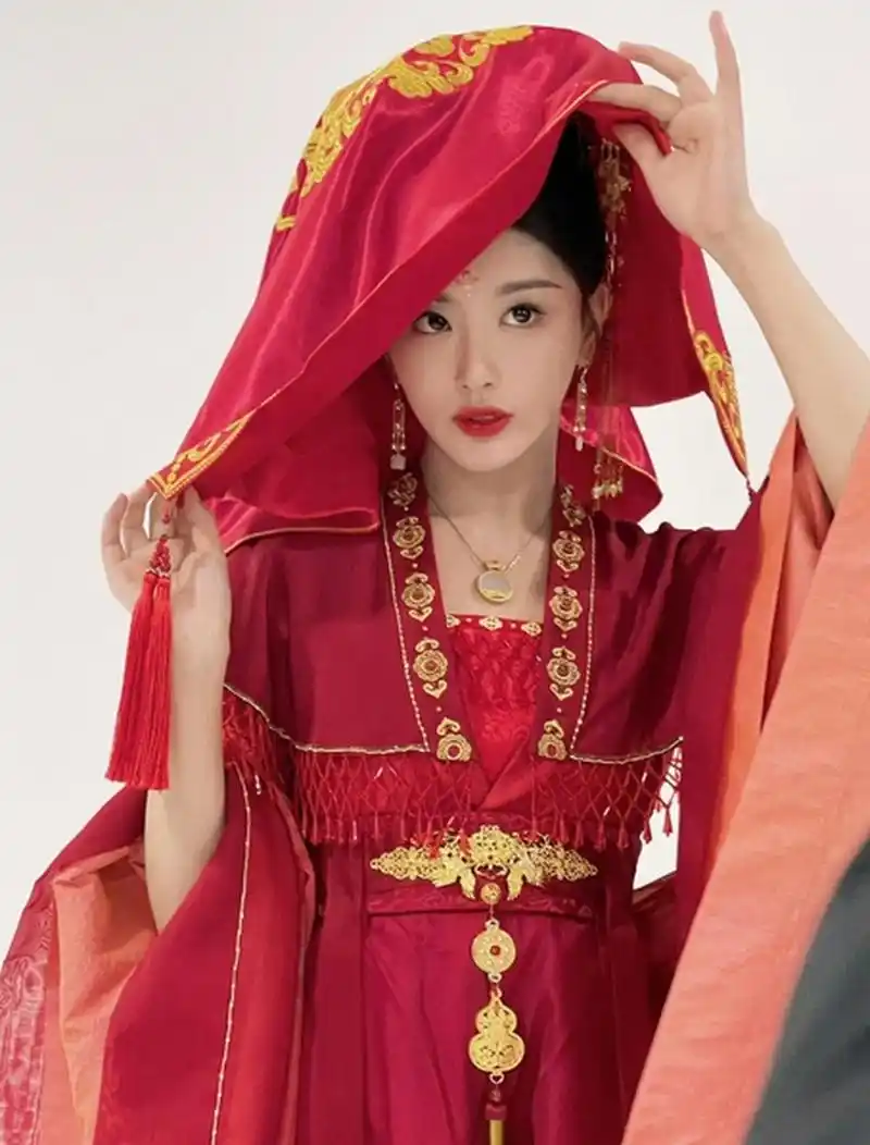 在最新曝光的剧照中,孔雪儿身着红衣古装,美丽动人,适配度满分.