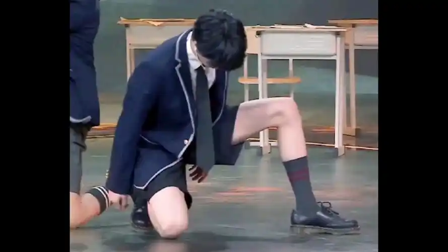 刘耀文相遇腿部直拍制服短裤致命诱惑
