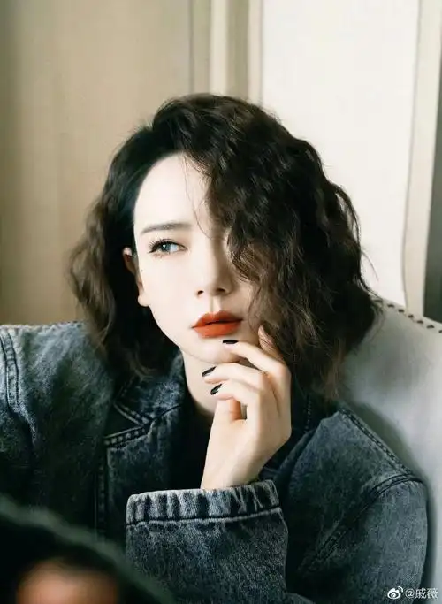 戚薇羊毛卷自拍#戚薇晒牛仔外套羊毛卷发型自拍,短发羊毛卷造型咏姐