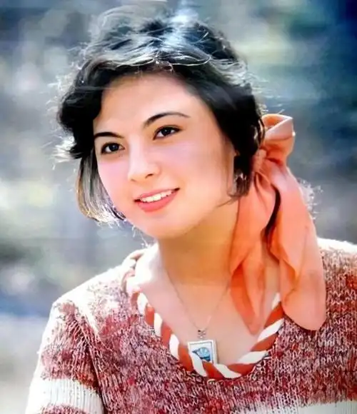 尤勇大学时期的初恋女友是他的第一任妻子,她叫刘晓春,容貌柔和可人