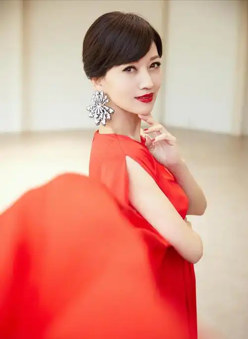 不止黑白灰50岁女性如何穿得大气优雅看赵雅芝给我们做示范