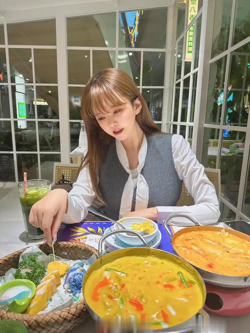 《和女朋友一起吃饭》睡醒给我三连