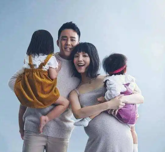 由于之前已经连生了三个女儿,不少网友都以为陈嘉宝夫妇是想要个儿子