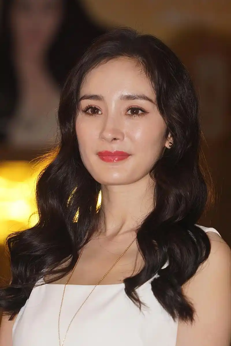 杨幂最新怼脸大片曝光,让我们见识到了她无滤镜无美颜的真实状态.