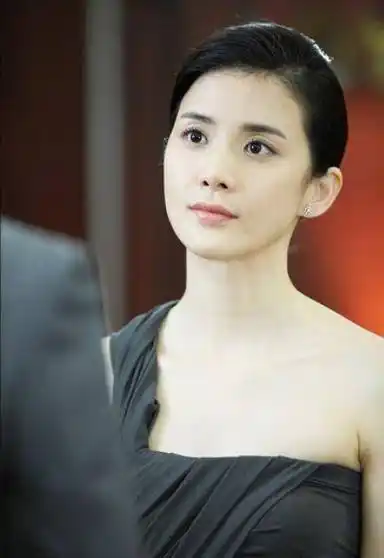 话说不应该更像吃胖了的尹正嘛.