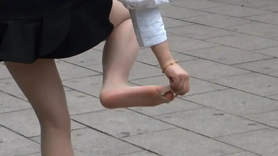 黑色短裙mm脱鞋整理丝袜!