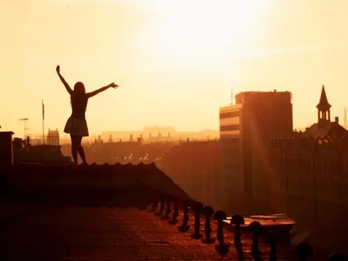 放飞心情,女孩,日落,建筑,顶楼,唯美,意境,心情放飞心情壁纸图片