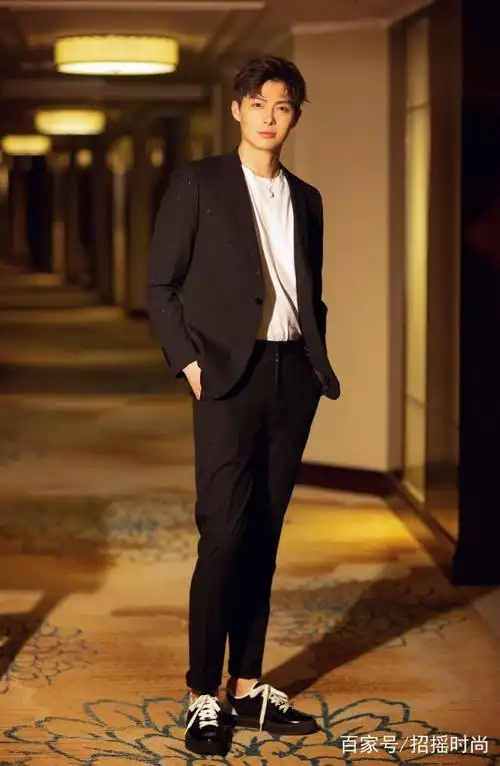 男明星穿黑色西装大pk,朱亚文最有男人味,王源贵气,而他最帅气
