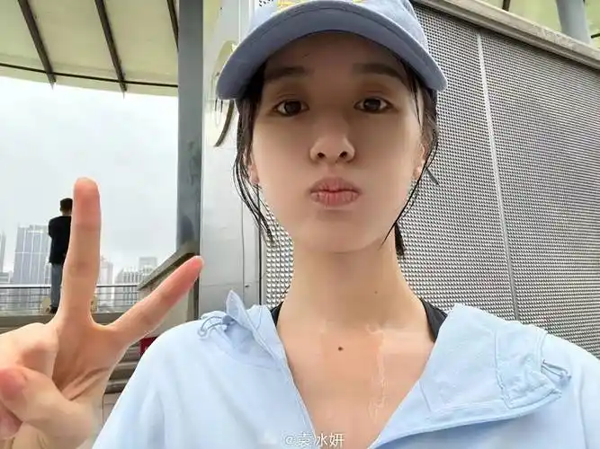 袁冰妍本人先是晒出了一张素颜比剪刀手的照片,与众多粉丝打着招呼.