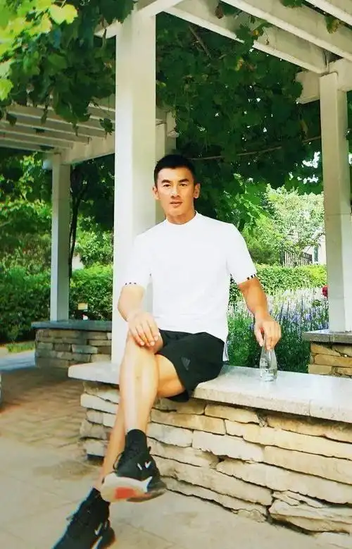 演员任天野,拍戏拍来一个老婆,结婚16年什么都给她