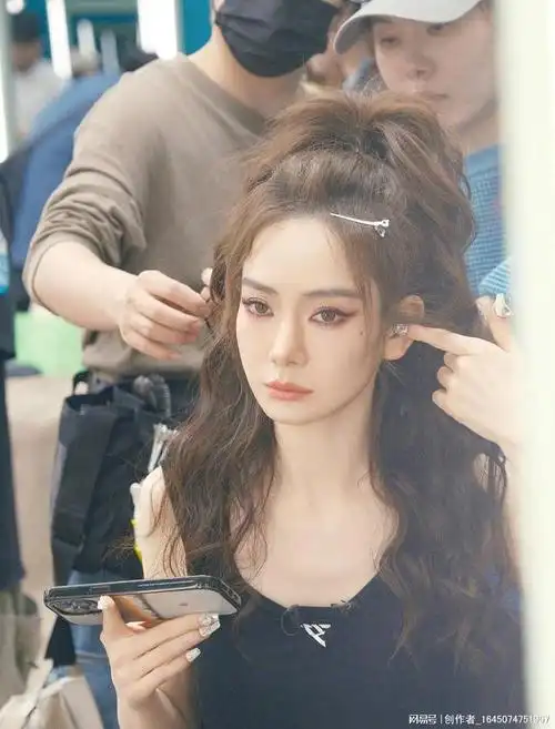 戚薇化身冷艳御姐气场超强 卷发造型气质成熟