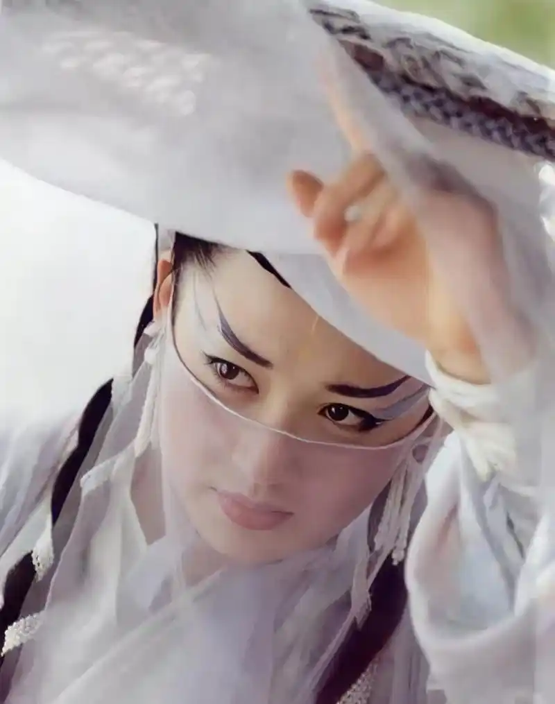 不谈剧情,只谈颜值,毫无疑问,最美版的任盈盈就是许晴了.