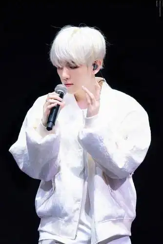 exo边伯贤新染白发晒自拍帽子遮不住帅气灿白cp粉喊话朴灿烈跟上