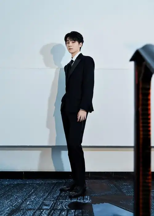 组图:王俊凯亮相平遥国际影展 黑色西装帅气绅士