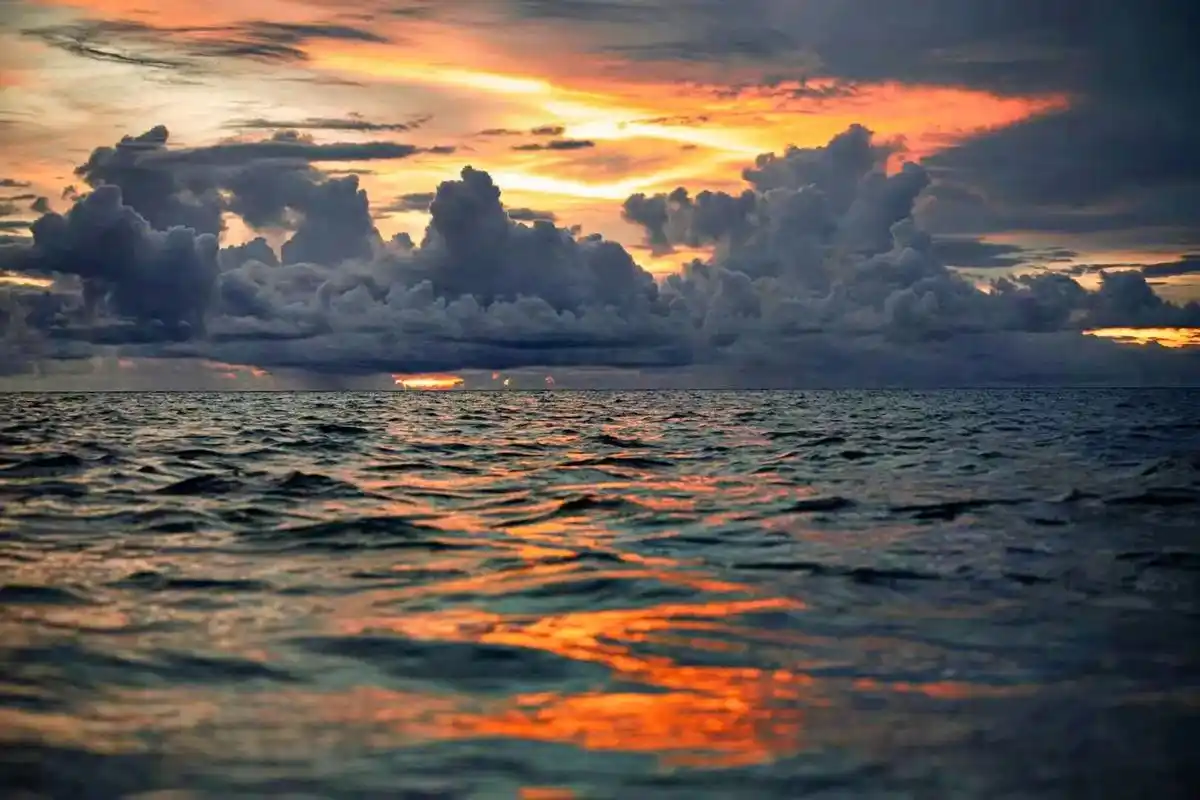 上热门 #大海#晚霞    工作两年啦  怎么能没有点照片 - 抖音