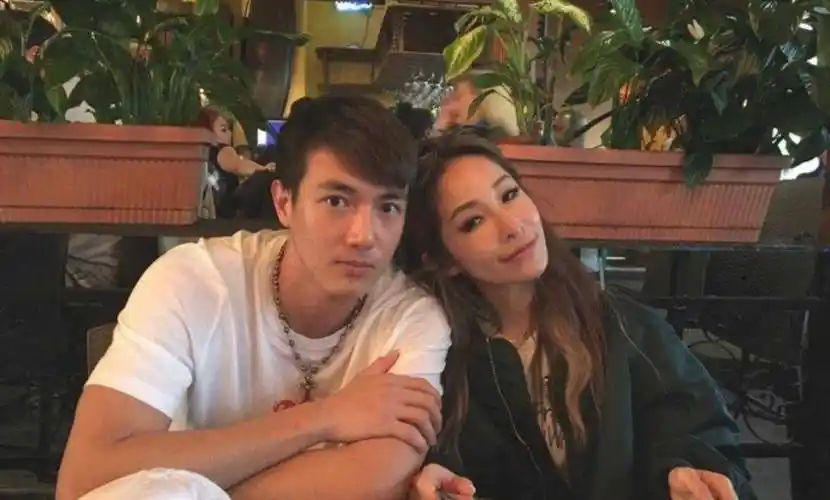 42岁萧亚轩庆生,穿5100元上衣戴44万手表,却少了前男友黄皓陪伴_生日