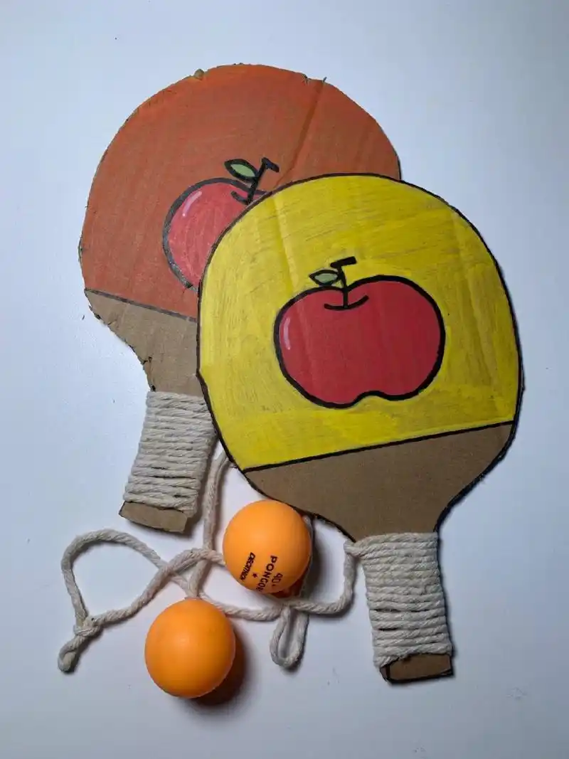 手工|自制体育器材乒乓球拍 材料: 废旧纸箱 勾线笔 剪刀 丙烯马克笔