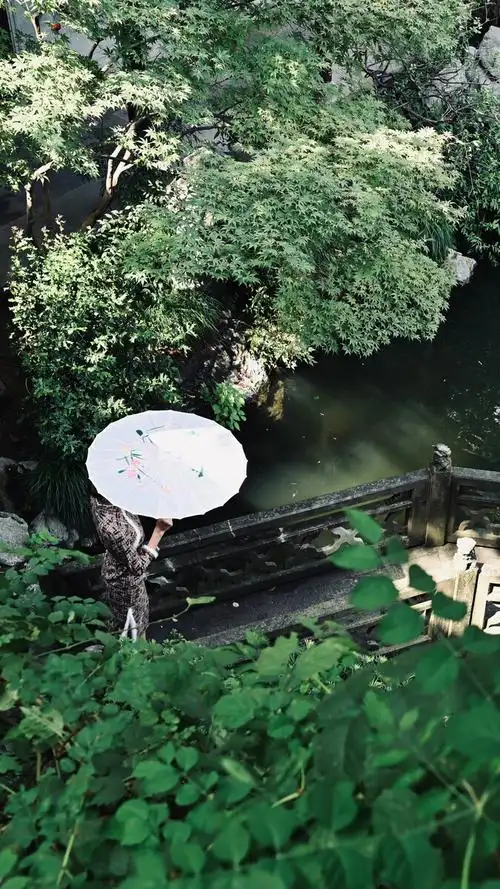 撑伞的旗袍美女