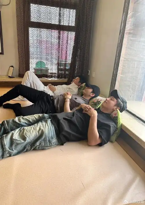 黄晓明贾乃亮黄景瑜睡姿##极限挑战