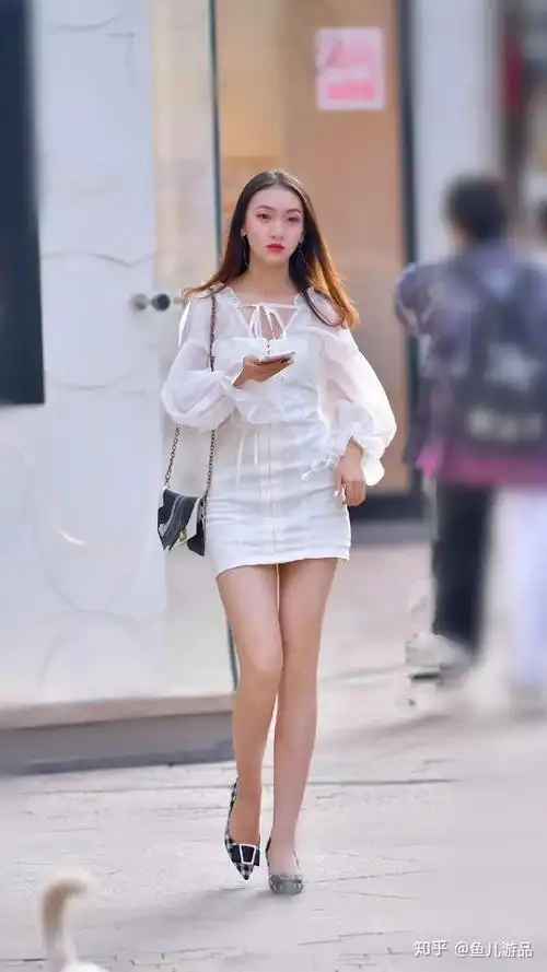 街拍高跟鞋搭配短裙让女性显得成熟又时尚