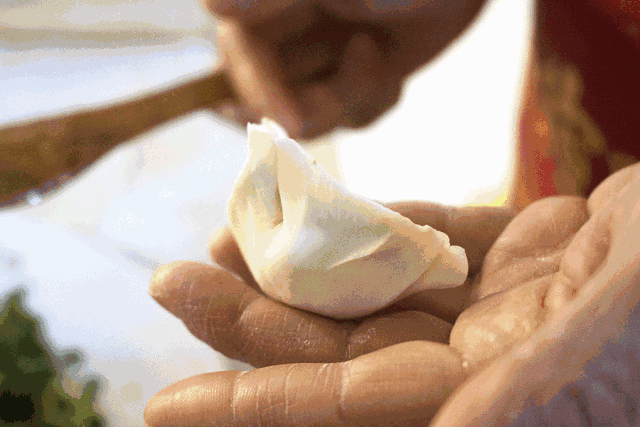 居然饺子店里撸串!厉害了!