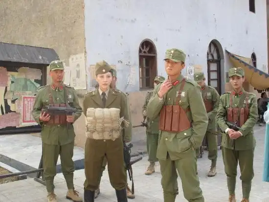 朱雨辰绑架刘雨鑫新浪娱乐讯 谍匪剧电视剧《红色黎明》正在北京影视