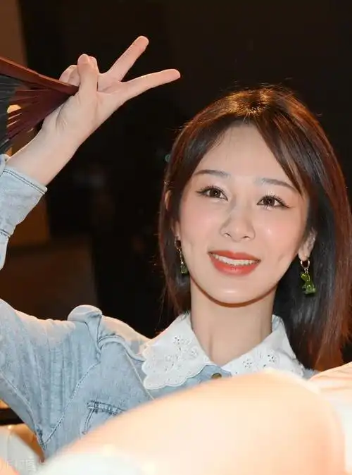 但是,凭借其精致颜值和精湛演技,杨紫可以说是娱乐圈最璀璨的女明星之