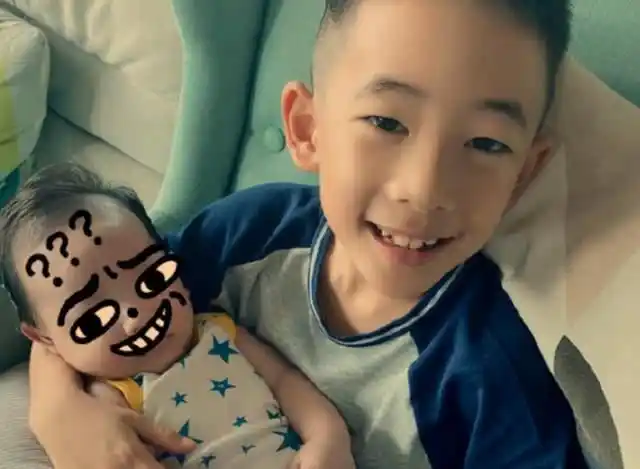 陈小春二胎儿子近照曝光,颜值酷似妈妈应采儿,小眼睛炯炯有神