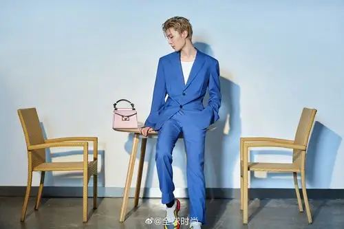 范丞丞[超话]# 为givenchy 2020情人节特别款手袋拍摄时尚大片,一身
