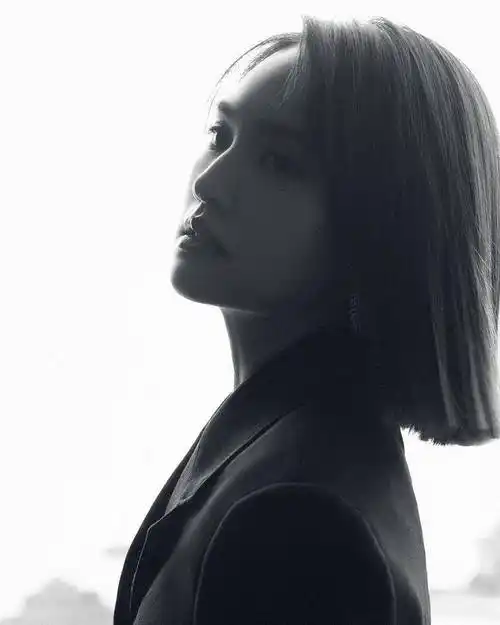 杨丞琳黑色西服长裤霸气美艳 点缀珠宝流光溢彩释放魅力