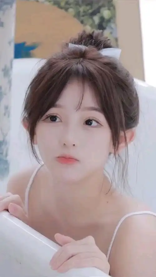 这么可爱的女孩子还会嘟嘟嘴世间少有