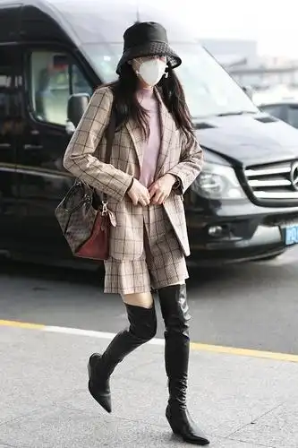 韩雪是个大美女,她身上有一种恬静优雅的大家闺秀的气质