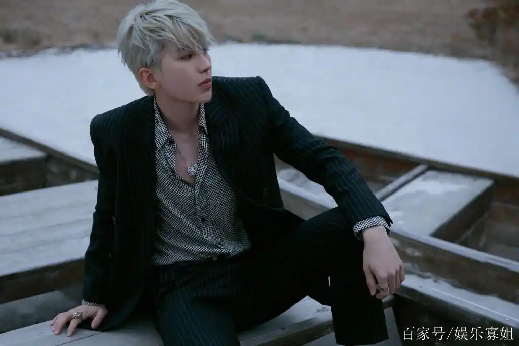 蔡徐坤"为爱尖叫"晚会造型,黑色西装搭白鞋,自带清冷的漫画感