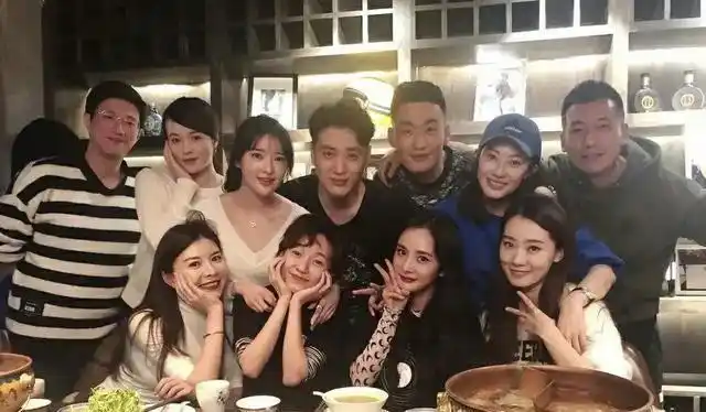 杨幂和同班同学合照像两代人,这次我承认她是真少女!