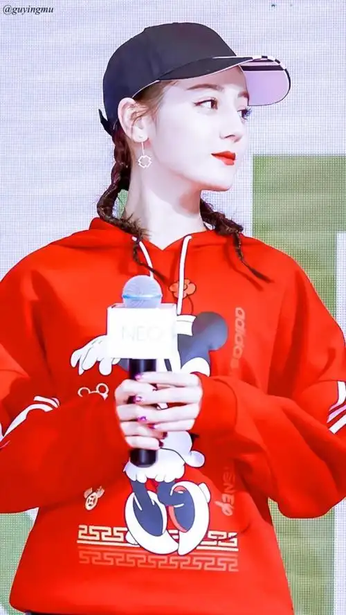 各位爱丽丝好(鞠躬)这里是热巴的专辑鸭,身为一名爱丽丝是一定要有一