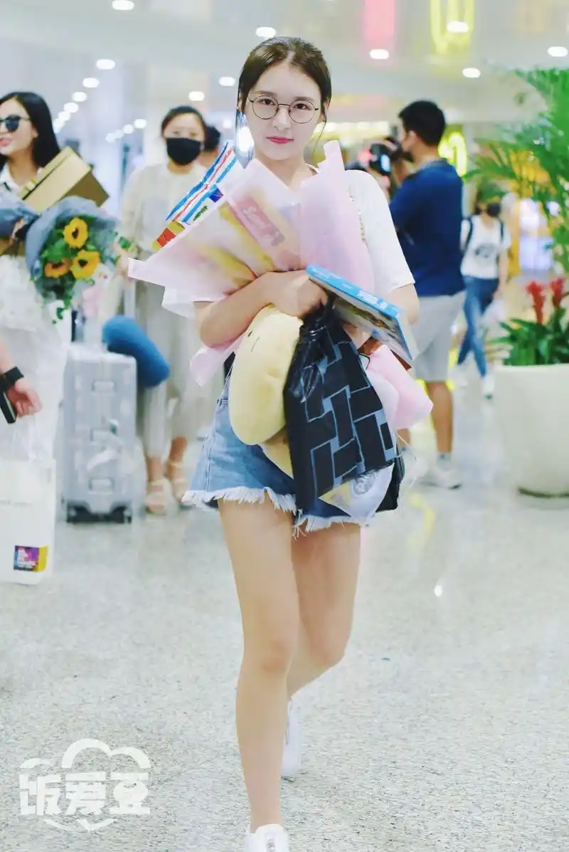 180601 snh48-张语格深圳到达!白色t恤搭配牛仔短裤超青春!