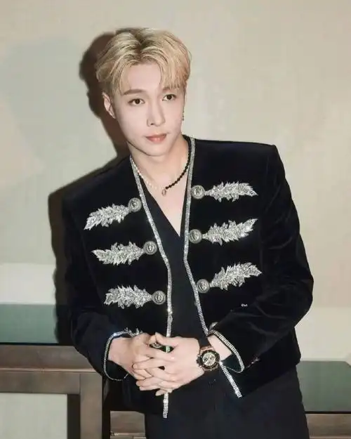 怀揣梦想,在热爱的领域熠熠生辉,恭喜年度制作人张艺兴,未来更多