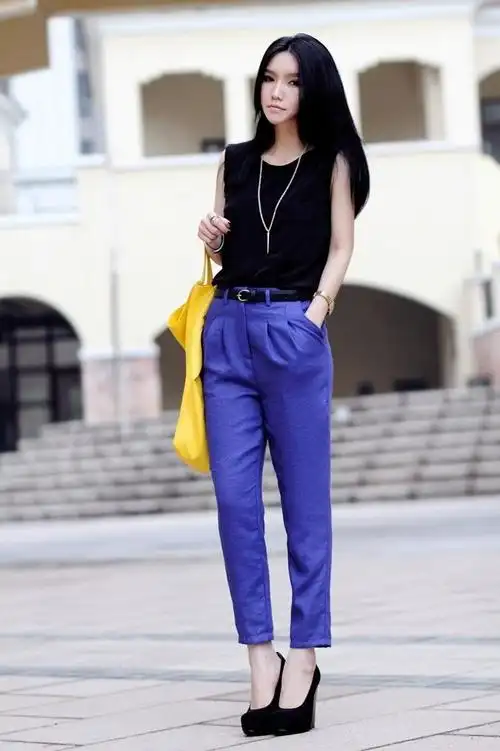 蓝色的裤子配什么颜色的短袖好看