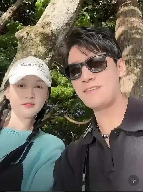 陈乔恩甜蜜暴击!携帅气老公出游,44岁双麻花辫美回偶像剧女主