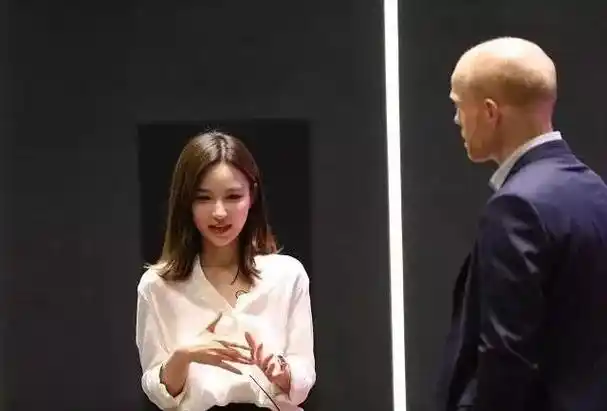 王思聪第17任女友曝光:金钱与流量下,那些"同途殊归"的女孩