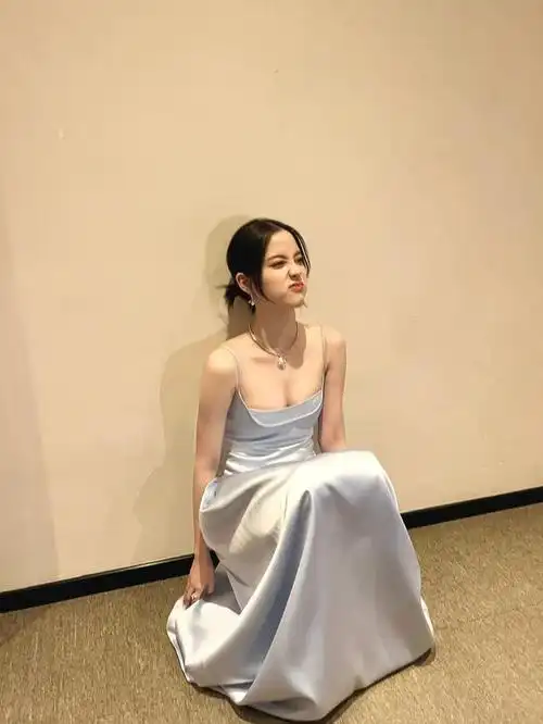 但是,没关系!欧阳娜娜穿浅蓝色吊带抹胸裙来了,造型真是令人惊艳.