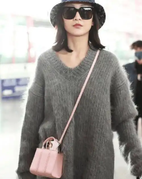 原创王鸥素颜逛珠宝展妈味十足满脸母性光辉试戴千万翡翠犒劳自己