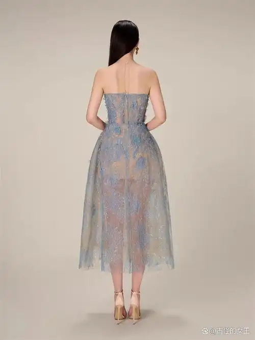 此款连衣裙采用高质量蕾丝和透视抹胸设计,展现出若隐若现的肌肤魅力.