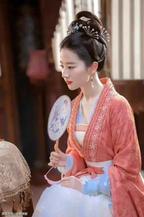 汉服独具特色而又天然适应亚洲女性的身材,刘亦菲的古装造型对比与