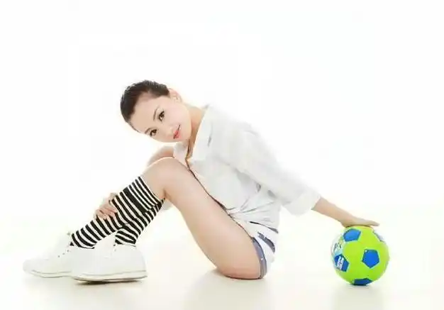 杨蓉2013年足球宝贝写真,短发俏皮,身材火辣