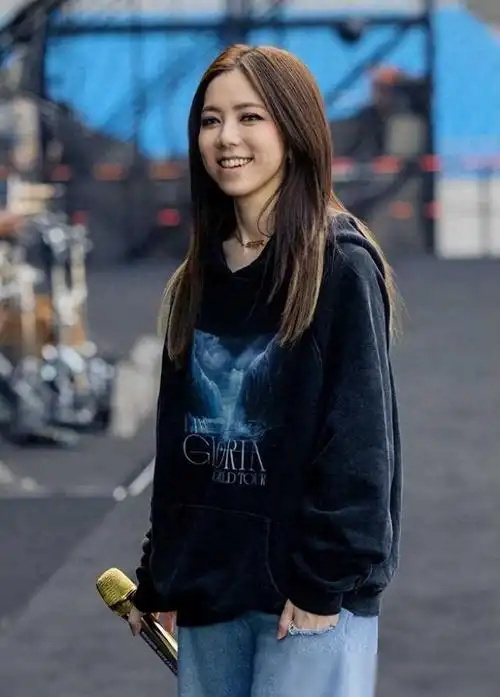 从与前男友mark的分手到与华晨宇的情感纠葛,邓紫棋的感情生活一直